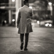 6654 Street Photography uomo nella pioggia b&w A caldo 72dpi.jpg
