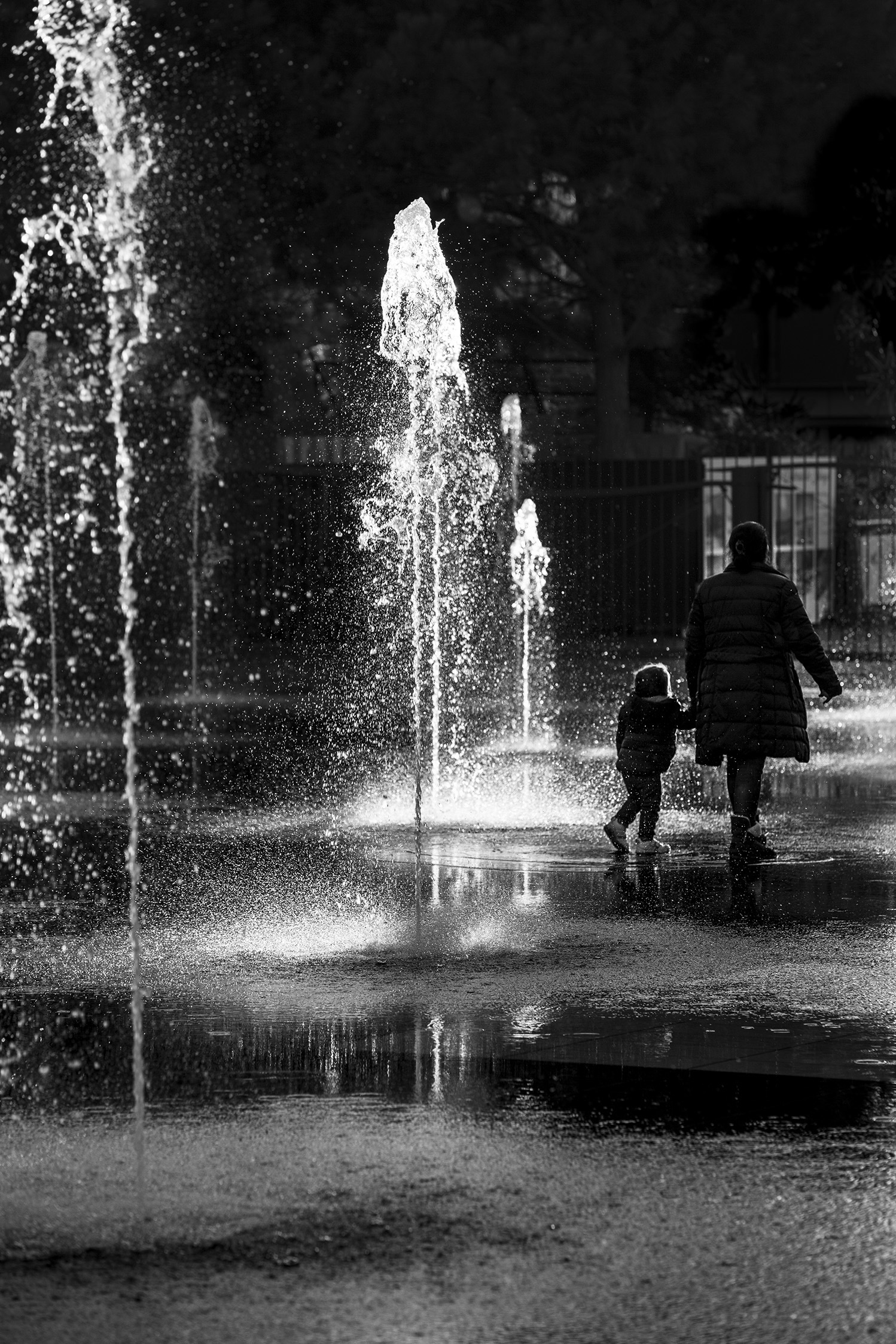 0473 Nizza fontana giochi d'acqua mamma con bambino b&w 96dpi.jpg