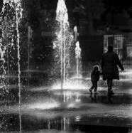 0473 Nizza fontana giochi d'acqua mamma con bambino b&w 96dpi.jpg
