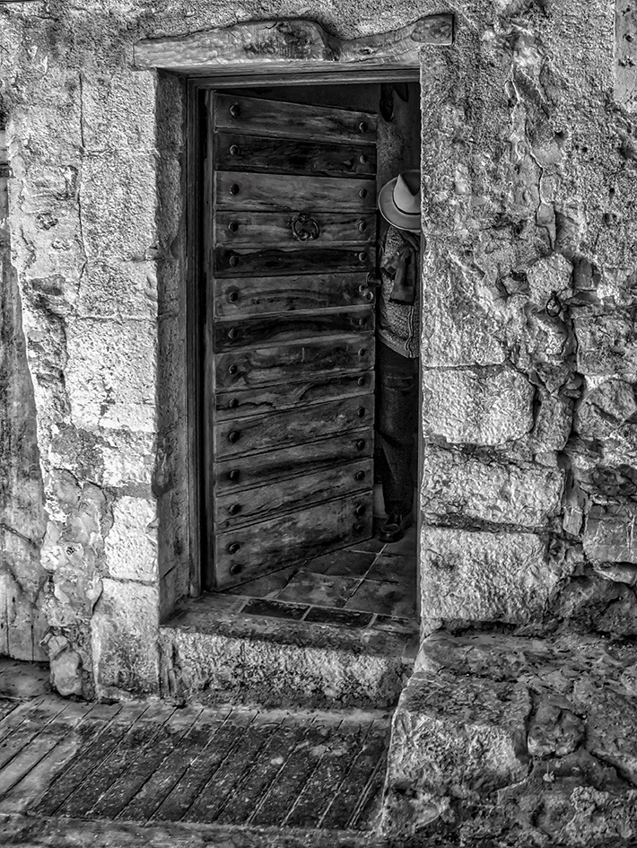 1395 Roquebrune_HDR b&w persona che esce dalla porta no numero civico 72dpi.jpg