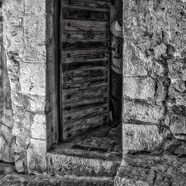 1395 Roquebrune_HDR b&w persona che esce dalla porta no numero civico 72dpi.jpg