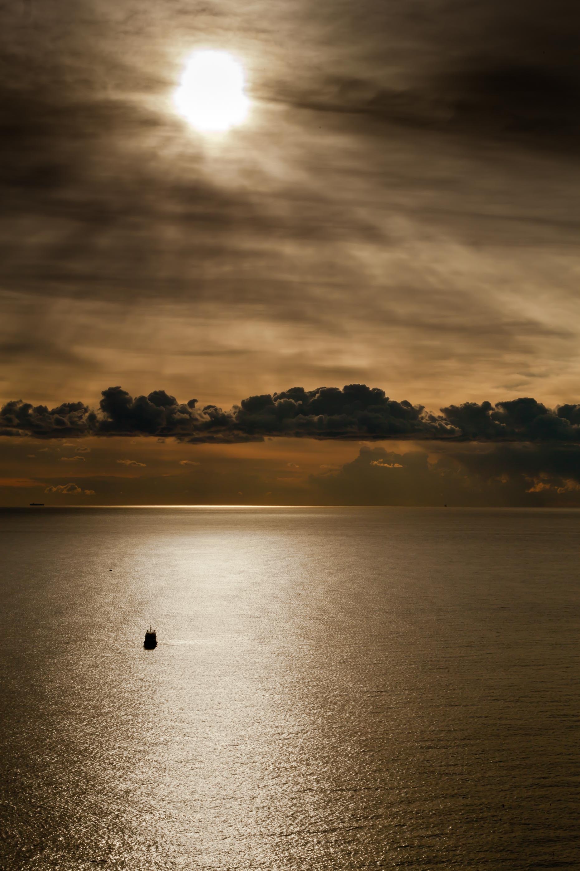 5D 3321 Mare e cielo contro sole.jpg