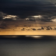 7853 Nuvole all'orizzonte e raggi di sole.jpg