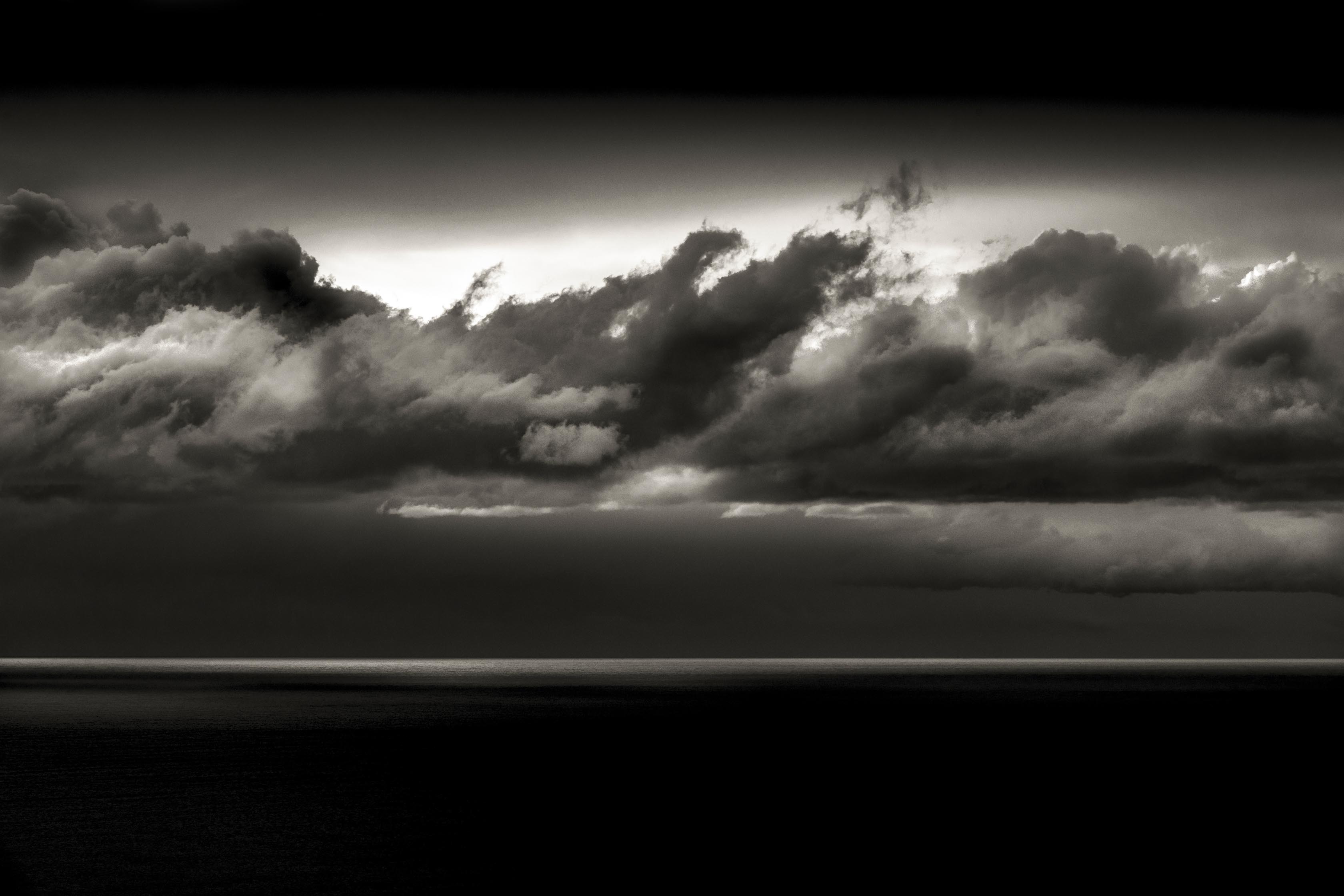 7260 Nuvole davanti a Monaco bnw fine art caldo.jpg