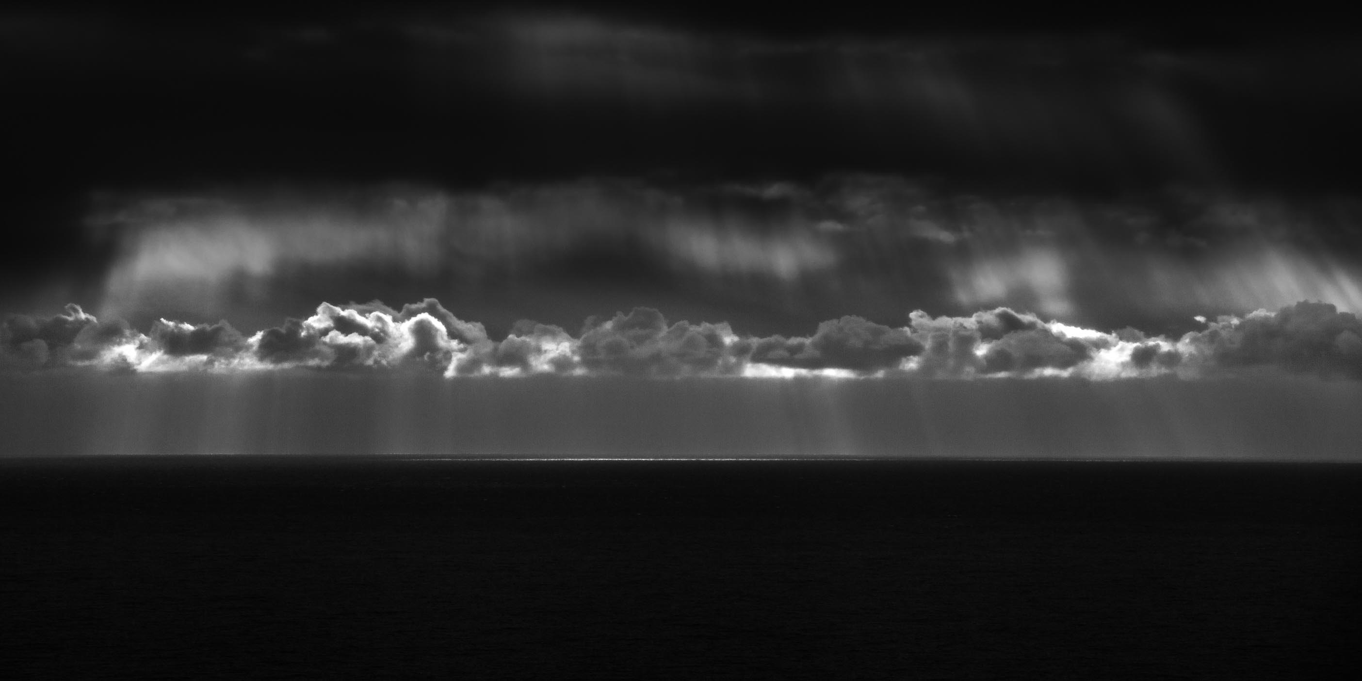 7818 orizzonte nuvole e raggi luce 6 dicembre 2014 bnw.jpg