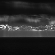 7818 orizzonte nuvole e raggi luce 6 dicembre 2014 bnw.jpg