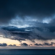 9340 mare nuvoloso e pioggia all'orizzonte.jpg